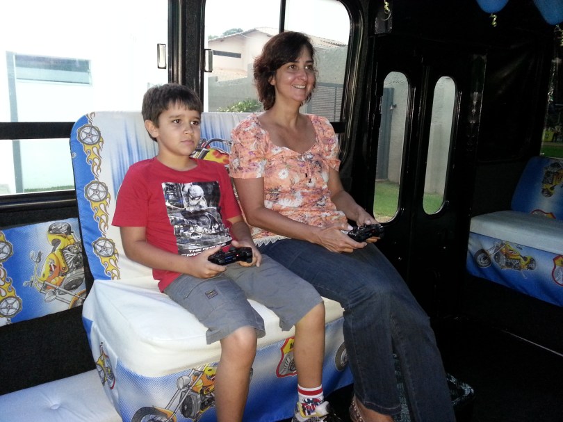Mães jogando com os filhos