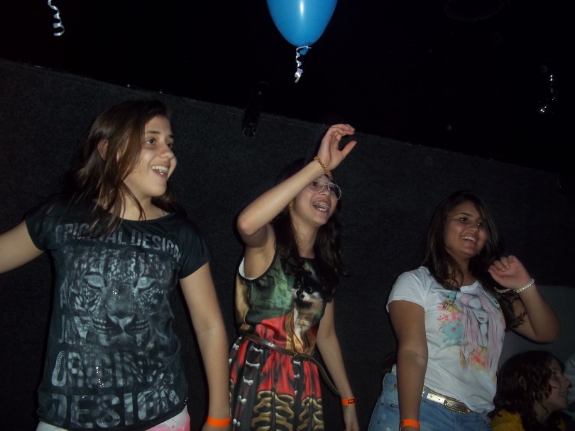 Meninas dançando kinect