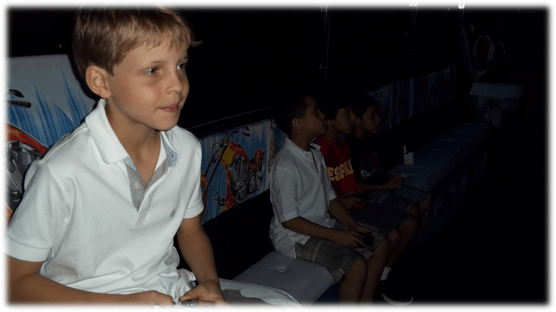 Meninos jogando videogame