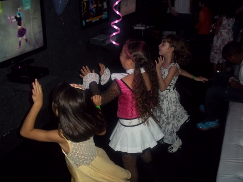 Meninas jogando just dance