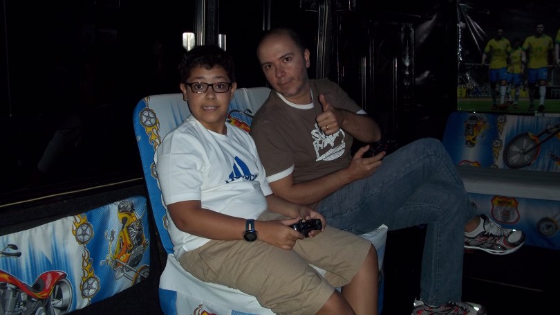 Pais se divertem com os filhos