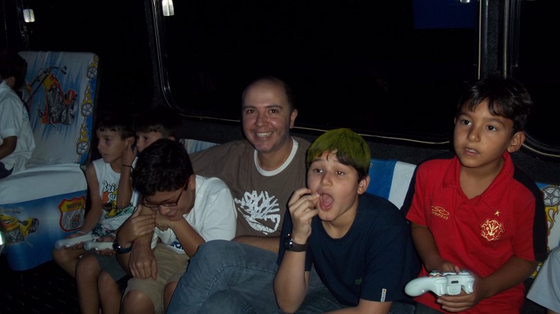 Pais se divertem com os filhos