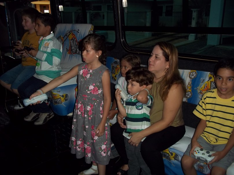 Menina jogando com a mâe