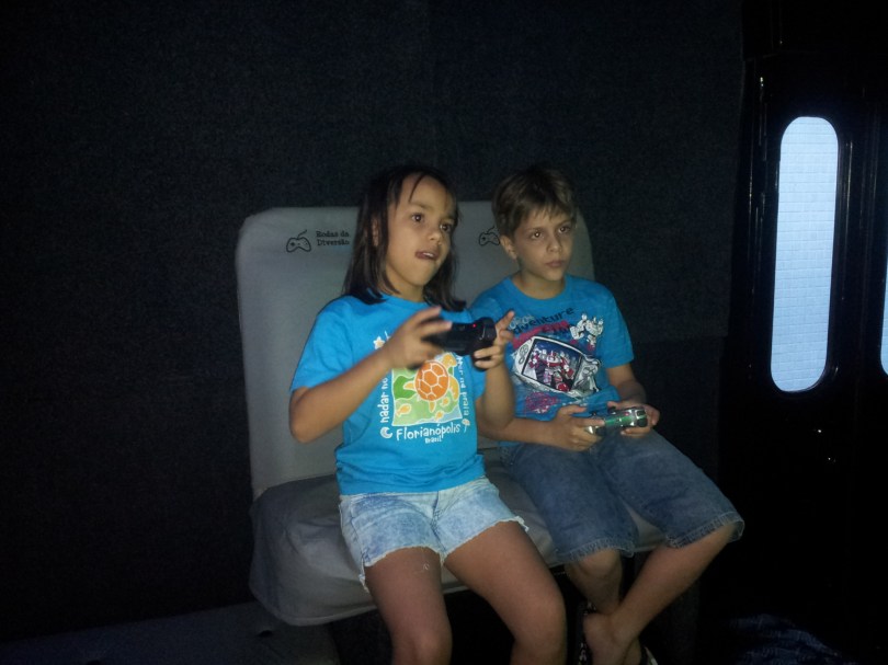 Menina jogando com menino