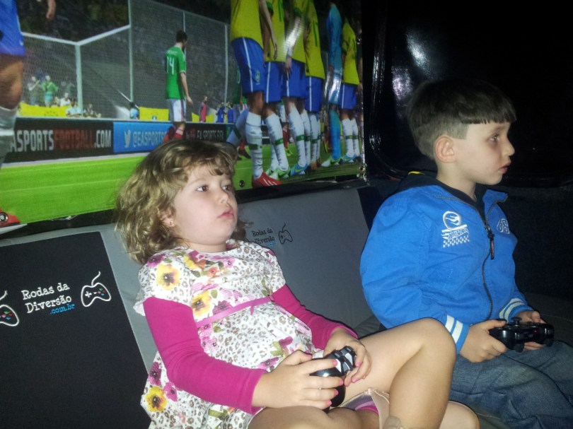 Menina jogando com menino