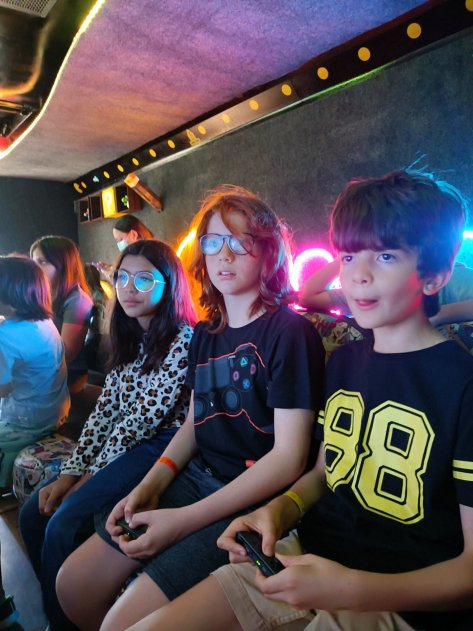 Meninos e menina jogando