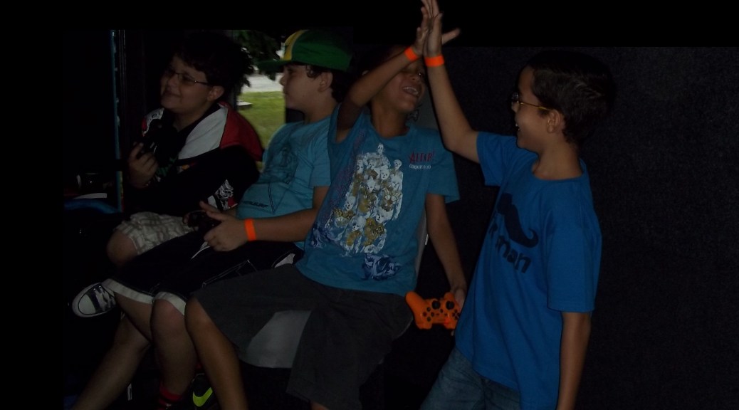 Amigos jogando videogame - ônibus com videogames