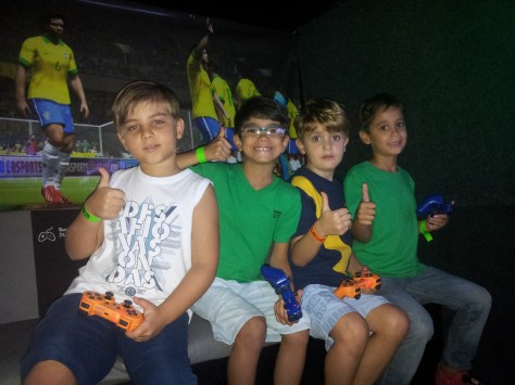 Crianças jogando minecraft no Rodas da Diversão