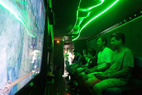 Pais jogando videogame no ônibus games