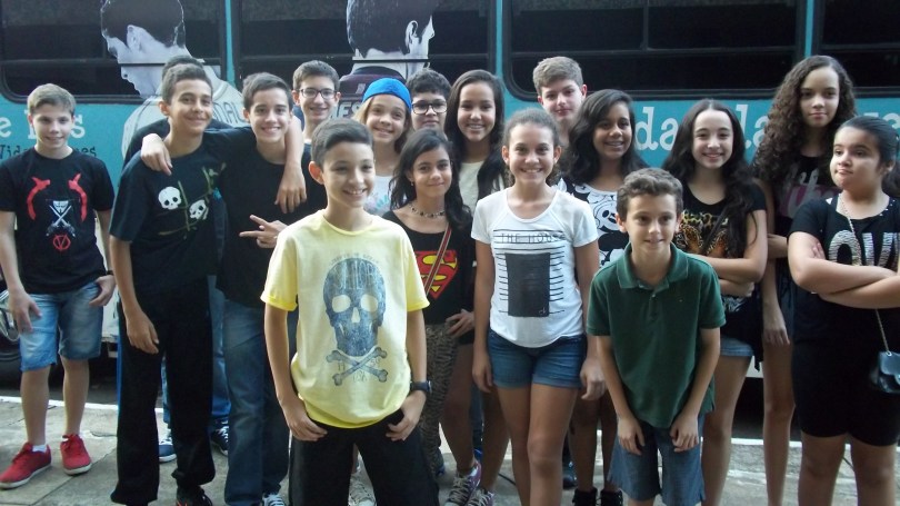 Festa para adolescentes no ônibus com videogames