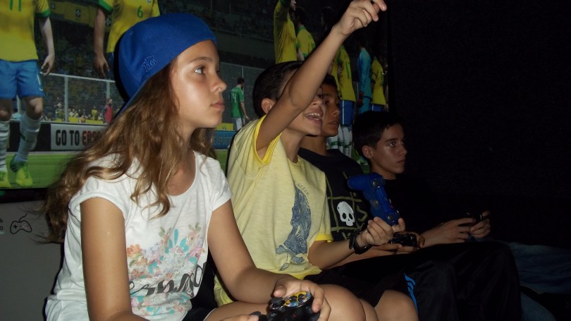 meninas-e-meninos-jogando-videogame.jpg
