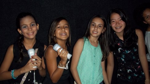 Meninas dançando just dance