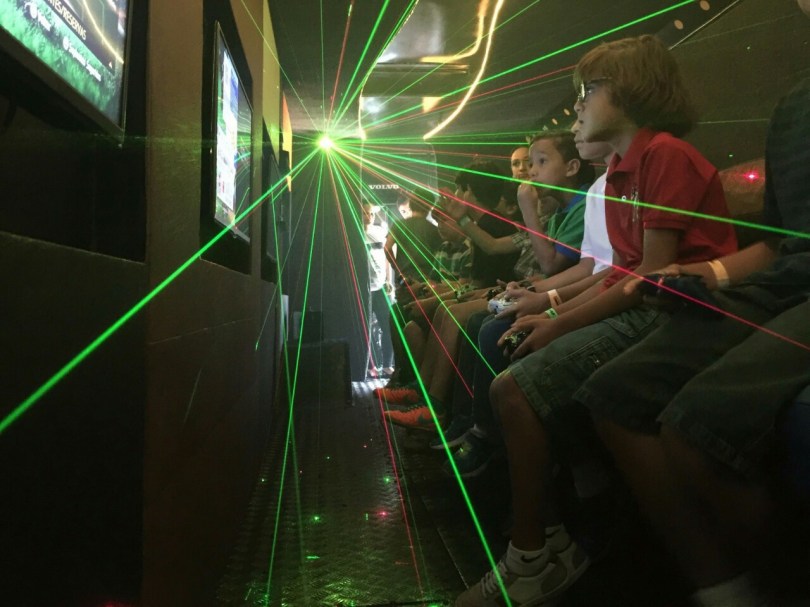 Festa infantil no ônibus com videogames