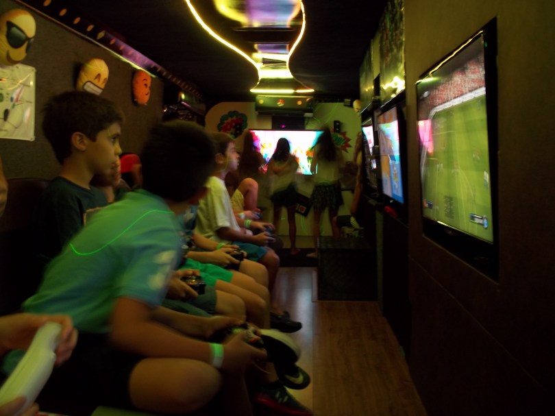 Meninos e meninas jogando videogame