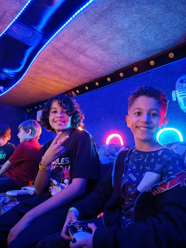 Aniversário no Ônibus com Videogames