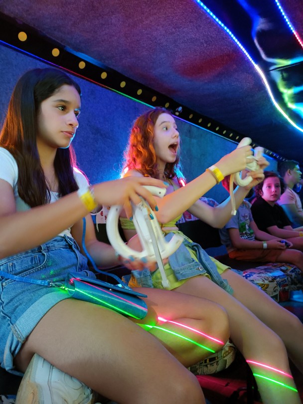 Menina jogando Mario kart