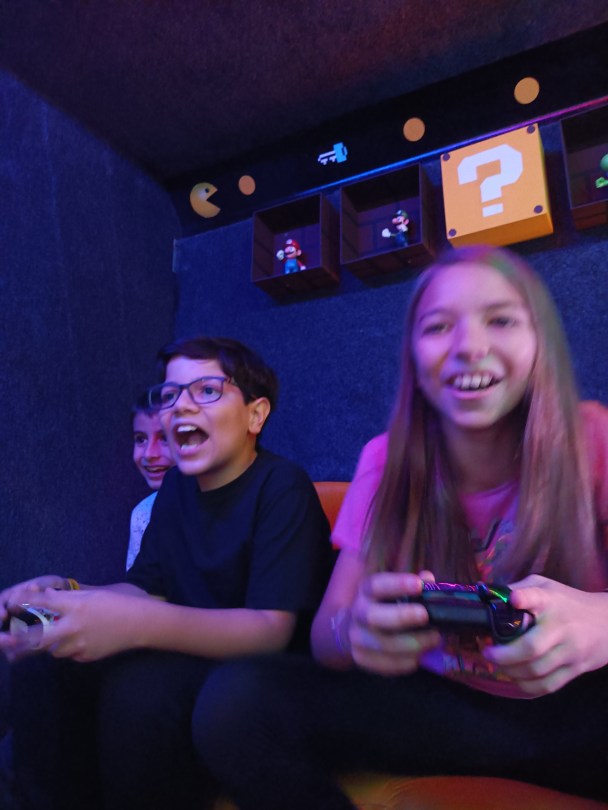 Menino e menina jogando