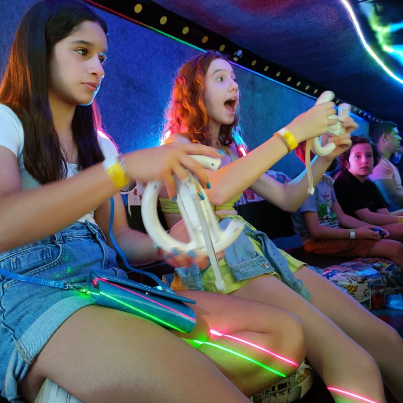 Menina jogando Mario kart