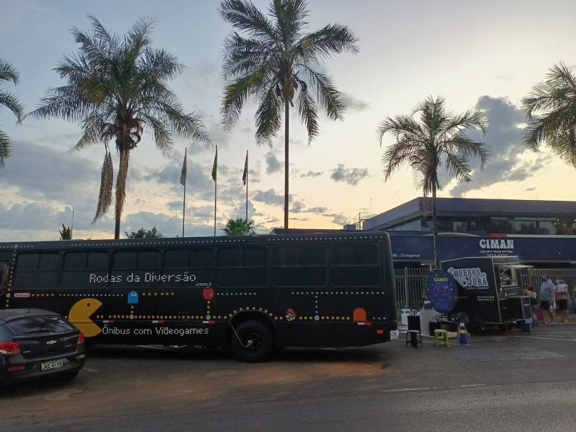 Ônibus com Games no colégio